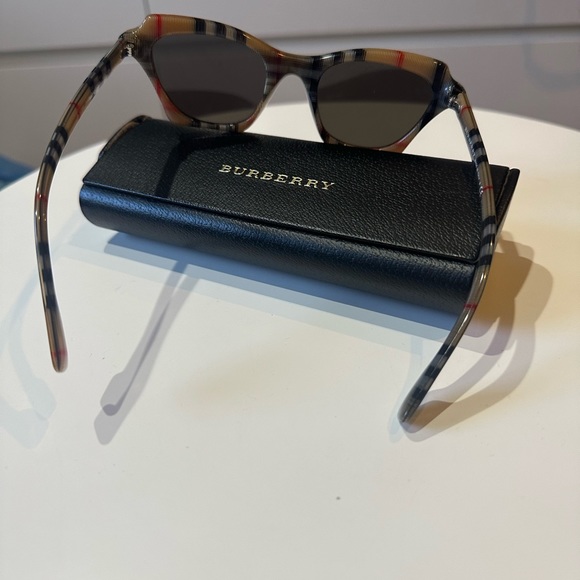 Burberry Vintage Check Square Frame Sunglasses, Excellent Condition - Picture 5 of 11